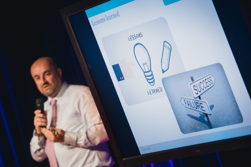 Speaker präsentiert bei einer digitalen FuckUp Night