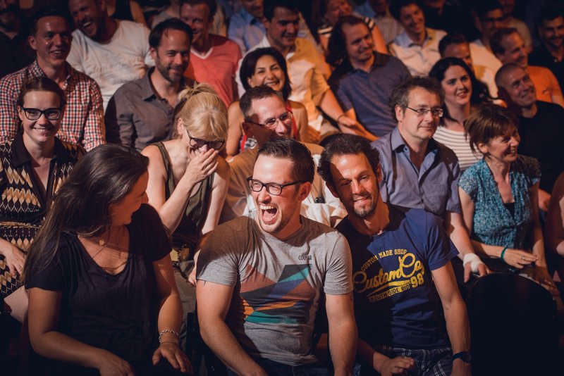 Lachendes Publikum bei einer FuckUp Night vor Ort
